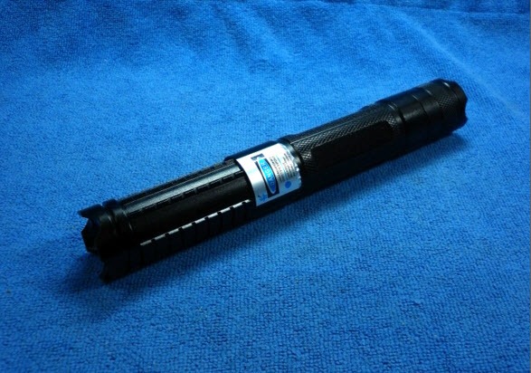 ค้างสต็อค ปากกาเลเซอร์ฟ้า 1000 mW หัวหมุนเล่นลายได้ 5 หัว กล่องมีเนียม 800 บาท