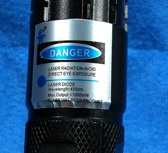 ค้างสต็อค ปากกาเลเซอร์ฟ้า 1000 mW หัวหมุนเล่นลายได้ 5 หัว กล่องมีเนียม 800 บาท