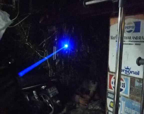 ค้างสต็อค ปากกาเลเซอร์ฟ้า 1000 mW หัวหมุนเล่นลายได้ 5 หัว กล่องมีเนียม 800 บาท