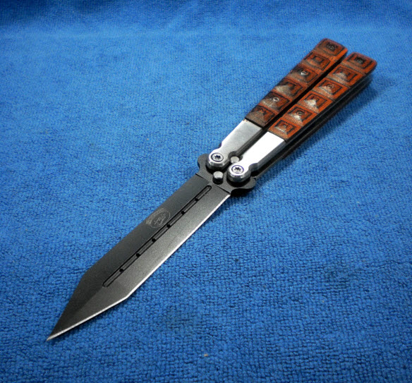 มีดควงสแตนเลสชุบดำ ด้ามลายไม้พร้อมซองพก