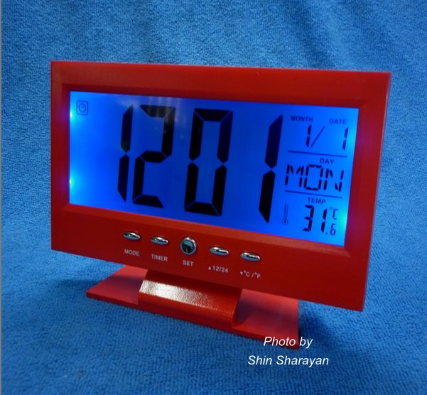 นาฬิกาปลุกดิจิตอล เปิดไฟด้วยระบบเสียงและสัมผัส 