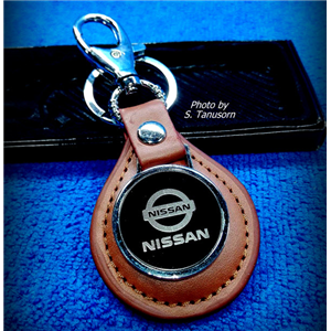 พวงกุญแจรถ NISSAN หนังแท้สีน้ำตาล (กลม)