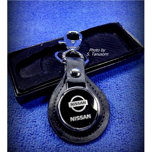 พวงกุญแจรถ NISSAN หนังแท้สีดำ (กลม)