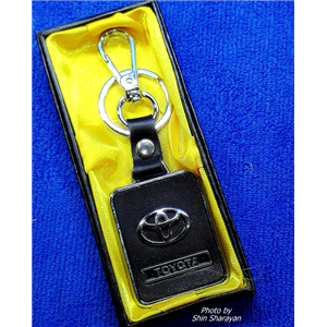 พวงกุญแจรถ TOYOTA โลหะสีดำ (เหลี่ยมดำ)