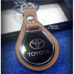 พวงกุญแจรถ TOYOTA หนังแท้ หยดน้ำ สีน้ำตาล