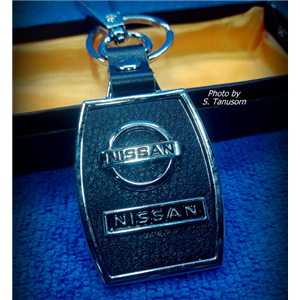 พวงกุญแจรถ NISSAN โลหะ ข้างป่องสีดำ