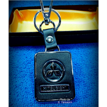 พวงกุญแจรถ MITSUBISHI โลหะ สี่เหลี่ยมดำ