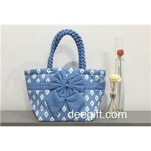 [naraya58-041S] กระเป๋านารายา ((NaRaYa)) หูเกลียว สีฟ้าอ่อนดอกขาว (S)
