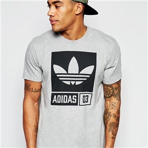 เสื้อยืด adidas สีเทา