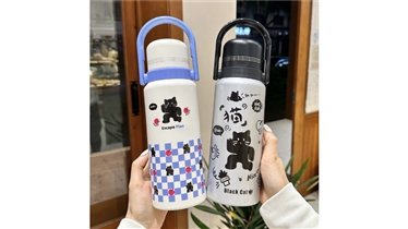 กระบอกน้ำลายแมวสุดเก๋ ไอเทมแฟชั่นที่พกพาความสดใส