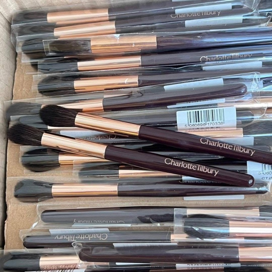 🔥 ชิ้น.ละ 110 บาท 🔥  มินิ Charlotte Tilbury Magical Mini Eye Blender Brush  แปรงลงอายแชโดว์ ขนาดมินิ ความยาว 11cm. สามารถลงแป้ง รองพื้น ใช้กับแป้งฝุ่น แป้งอัดแข็ง หรือแม้แต่รองพื้นชนิดครีมหรือน้ำก็ไ