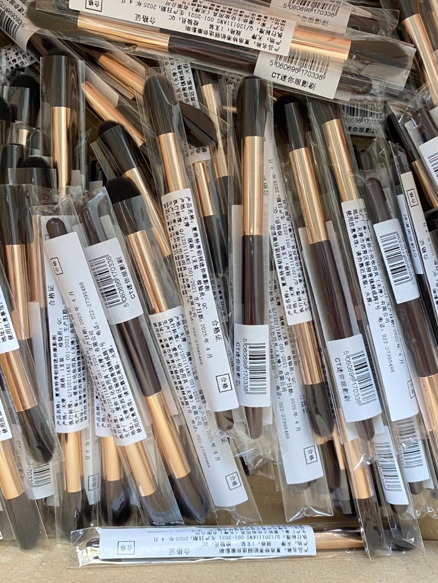 🔥 ชิ้น.ละ 110 บาท 🔥  มินิ Charlotte Tilbury Magical Mini Eye Blender Brush  แปรงลงอายแชโดว์ ขนาดมินิ ความยาว 11cm. สามารถลงแป้ง รองพื้น ใช้กับแป้งฝุ่น แป้งอัดแข็ง หรือแม้แต่รองพื้นชนิดครีมหรือน้ำก็ไ