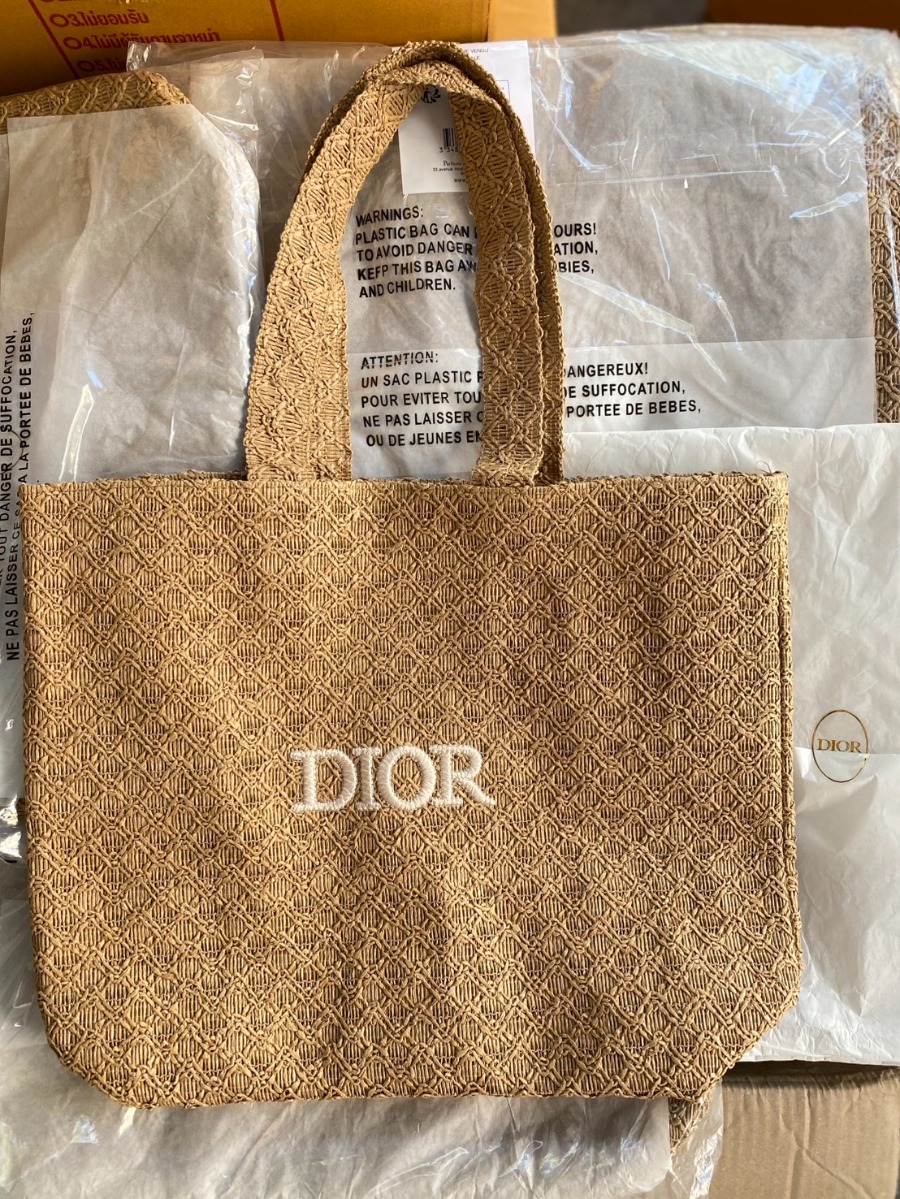 ใบใหญ่ Dior Tote Bag กระเป๋าสาน