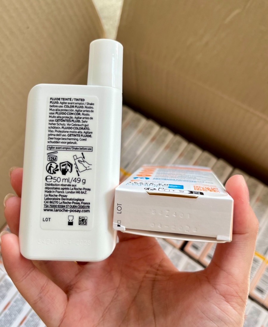 กล่องแบน/สีเนื้อ La Roche Posay Anthelios UVmune 400 Tinted Fluid SPF50+ 50ml.