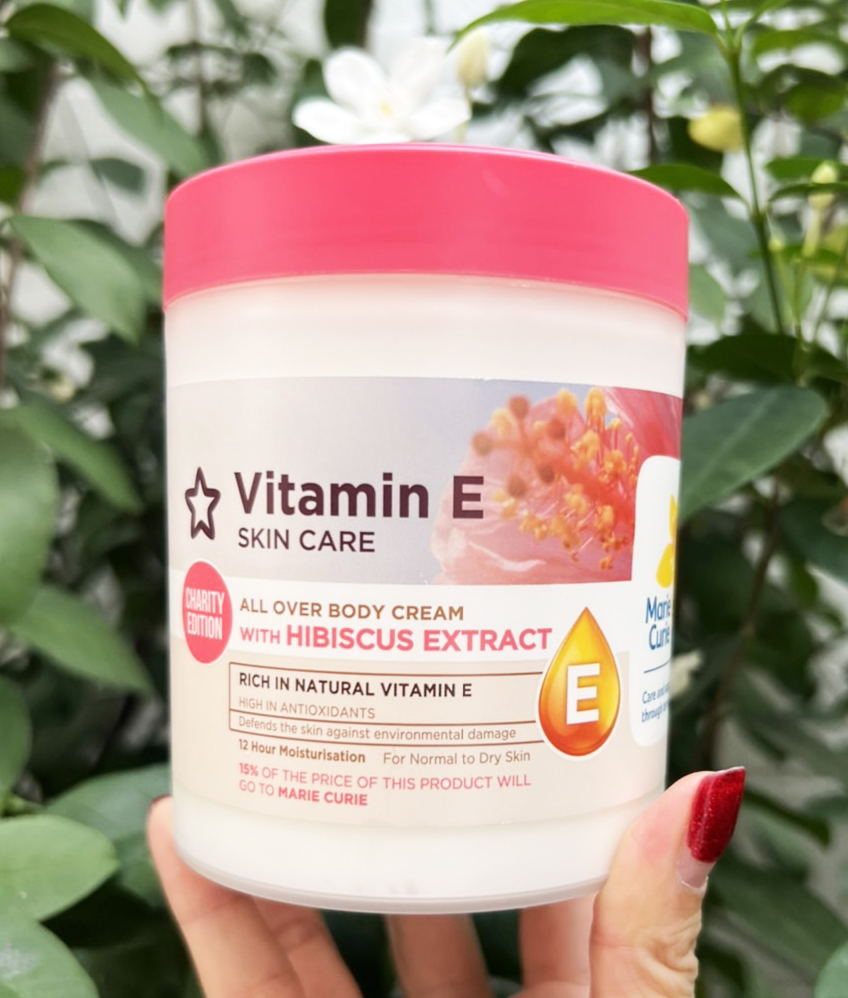 ฝาชมพู Superdrug Vitamin E Body Cream with Hibiscus Extract 465ml.