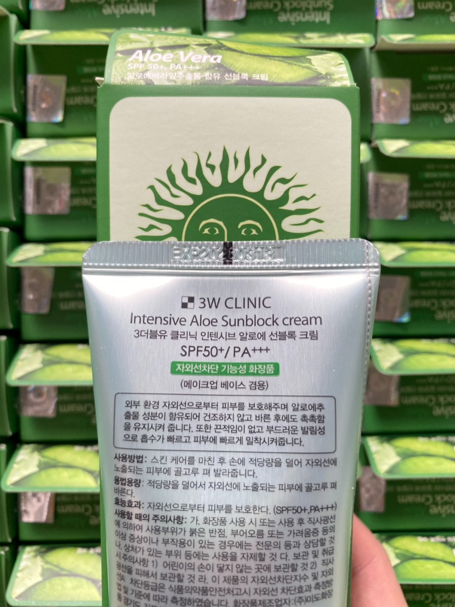 เขียว 3W Clinic Intensive Aloe Sunblock Cream SPF50+ PA+++ 70ml.
