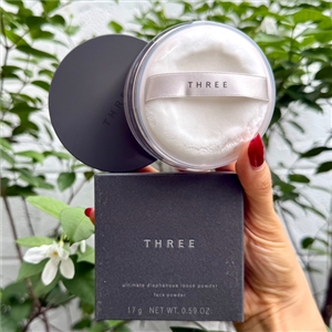 THREE Ultimate Diaphanous Loose Powder 17g. #01 Translucent (เคาเตอร์ 2,100฿)