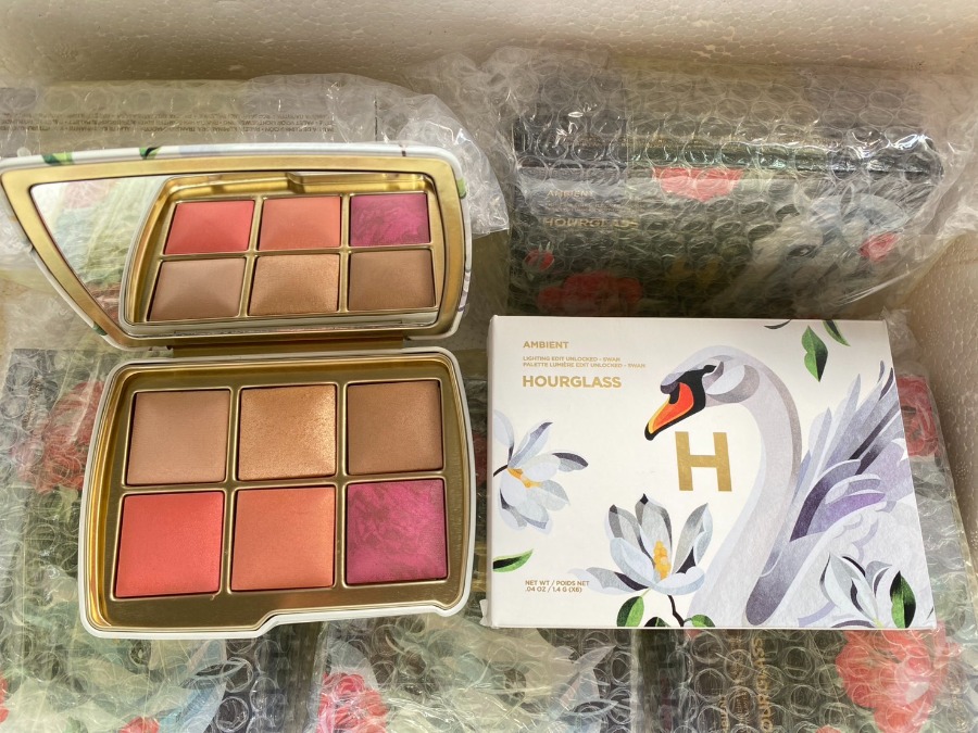 หงษ์ Hourglass Holiday 2025 Ambient Lighting Edit Palette #Swan