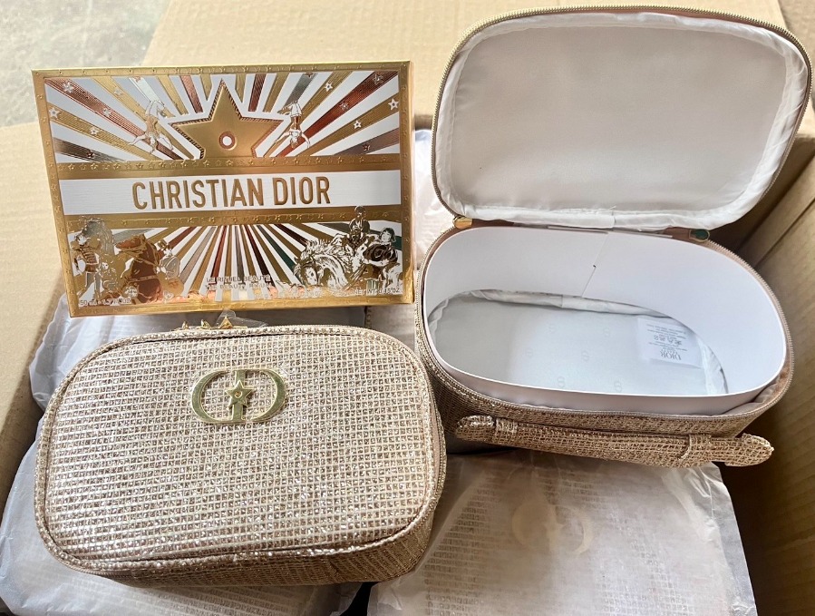 (กล่อง+กระเป๋าสีทอง) Dior Vanity Case 2025