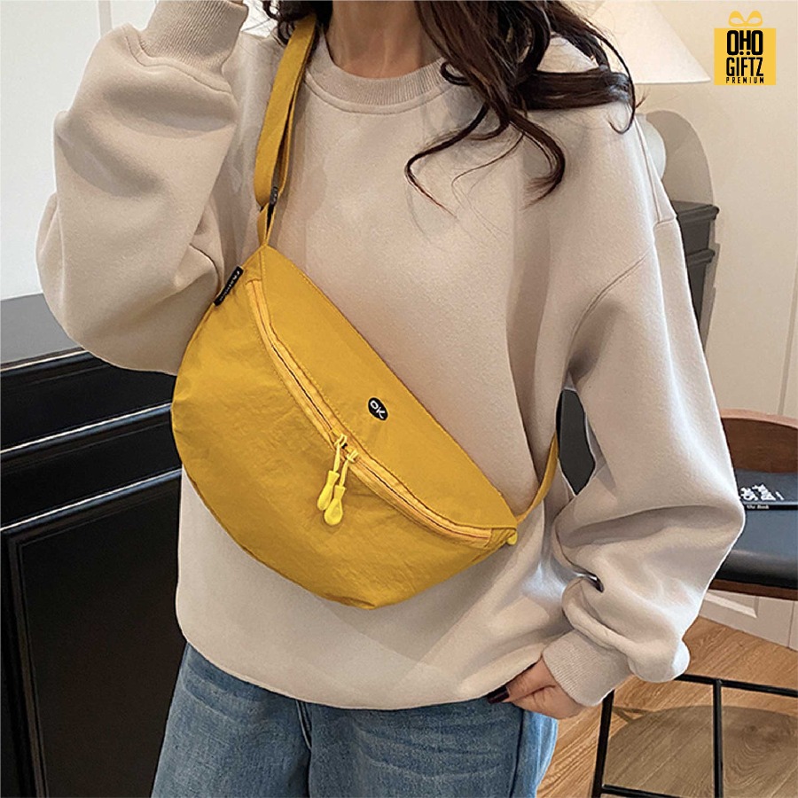 กระเป๋าสะพายทรงเกี๊ยว สกรีนโลโก้ ทำเป็นของพรีเมี่ยมได้