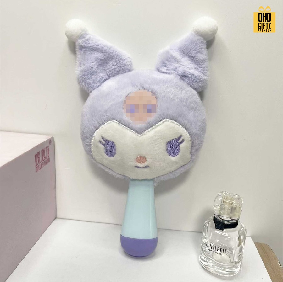 กระจกถือตุ๊กตาผ้า ดีไซน์ตามต้องการ สกรีนชื่อ สกรีนโลโก้ ทำเป็นของพรีเมี่ยมได้