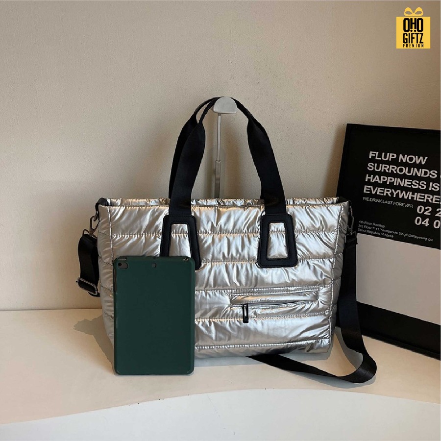 กระเป๋าถือขนาดใหญ่สีเงา สกรีนโลโก้ ทำเป็นของพรีเมี่ยมได้