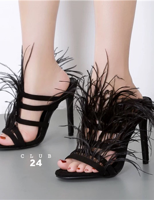 [Fashion] รองเท้าส้นสูงเเต่งขนสีดำ