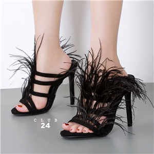 [Fashion] รองเท้าส้นสูงเเต่งขนสีดำ